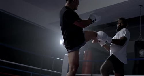 Combattant esquivant le coup de pied de son rival au ralenti à 800 images par seconde. Des combattants de Muay Thai sur le ring