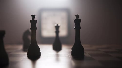 Ein Mann arrangiert Schachfiguren auf einem Schachbrett mit zwei Hauptfiguren in der Mitte