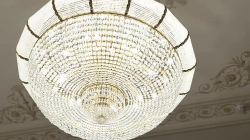 Die mit einem Kronleuchter verzierte Decke erstrahlt in Eleganz