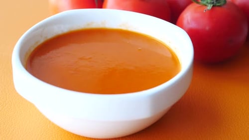 Soupe aux tomates fraîches sur table