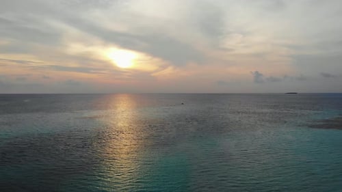 Luftaufnahme des Sonnenuntergangs über dem Meer. Sonnenuntergang am Meer von einer Drohne
aus