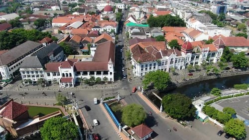 Innenstadt von Semarang mit Straßenverkehr, Drohnenaufnahme aus der Luft