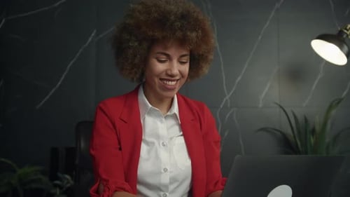 Joyeuse femme d'affaires travaillant sur un ordinateur portable