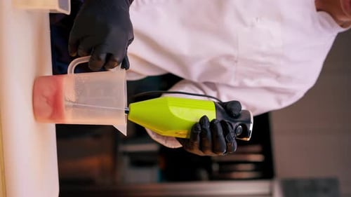 Cook uses blender in vertical format