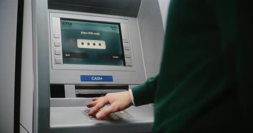 ATM-Benutzer, der den PIN-Code auf der ATM-Tastatur eingibt, Fehlermeldung auf dem Bildschirm des Geldautomaten aufgrund einer gesperrten Karte