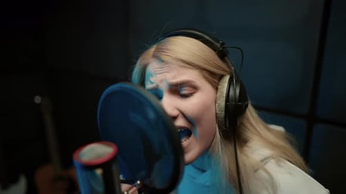 Beliebte talentierte Sängerin nimmt neuen Track im Musikstudio auf Rückansicht Professionelle Sängerin oder