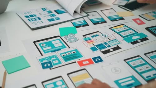 El equipo creativo colabora en el concepto de diseño de la interfaz de usuario y los esquemas para aplicaciones móviles w