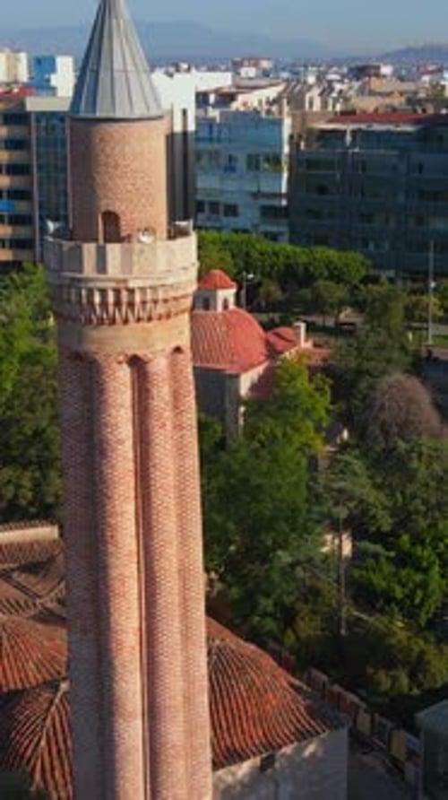 Vidéo verticale Vidéo aérienne L'emblématique mosquée du minaret de Yivli occupe le devant de la scène au cœur de