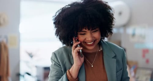 Mujer, llamada telefónica y comunicación empresarial en la oficina para diseñadora de moda