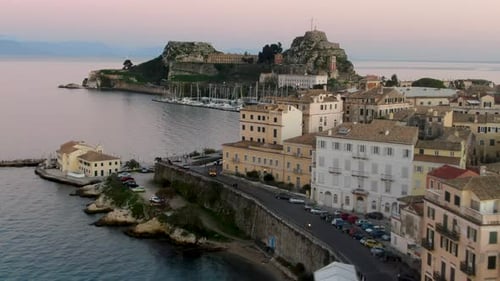 Des images aériennes par drone volant vers la vieille forteresse et le port de Mandraki dans la ville de Corfou, en Grèce,