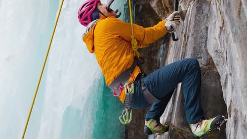 Eisklettern am gefrorenen Wasserfall