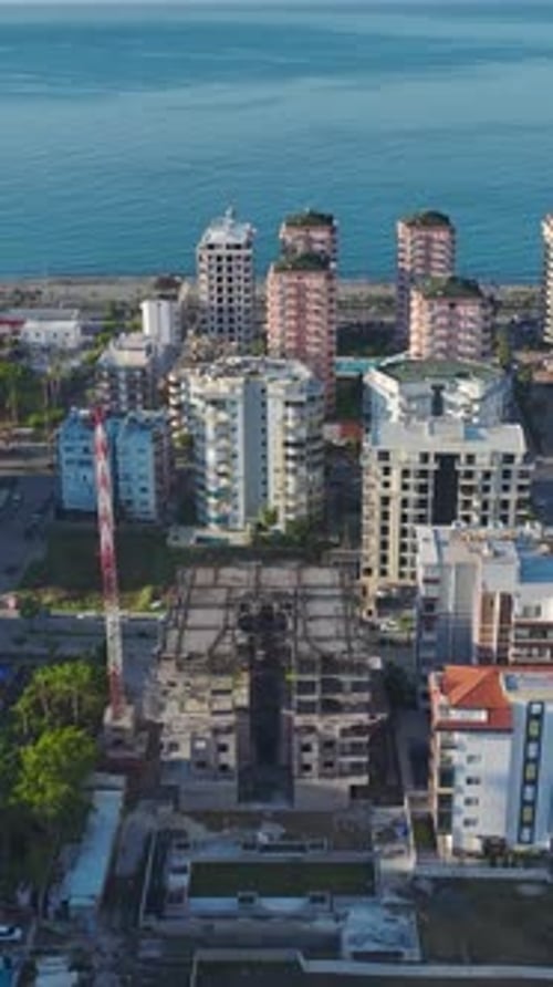 Vídeo vertical: trabajadores de la construcción ocupados instalando soportes para pisos de concreto capturado verticalmente