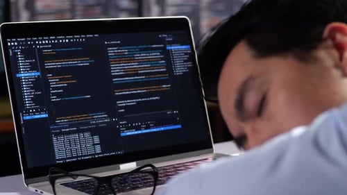 Gros plan du moniteur d'un ordinateur portable montrant la base de données. Programmeur fatigué, endormi après avoir écrit du code