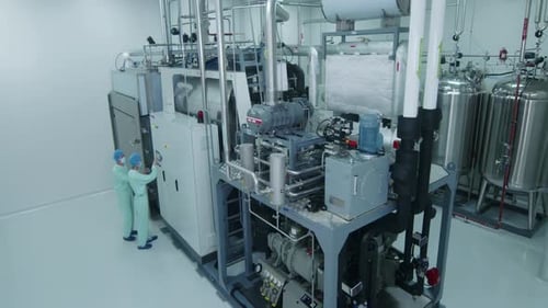 Scientifique ou technicien possédant des uniformes propres pour la fabrication et la production de médicaments de haute technologie