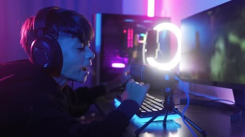Junger Spieler, der Online-Videospiele am Heimcomputer spielt - Unterhaltsame digitale Unterhaltung, Lifestyle und Tee