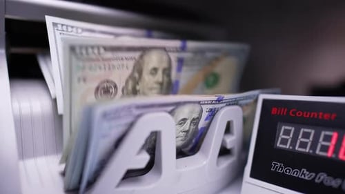 Einhundert Dollar-Scheine in Bankausrüstung zählen.