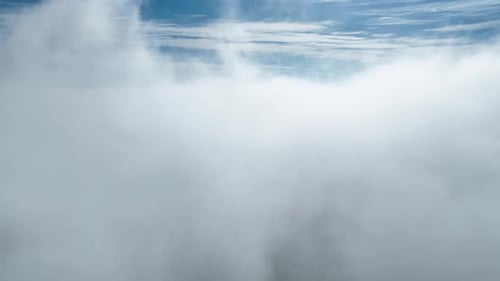 Acima das nuvens no céu azul no horizonte do horizonte.