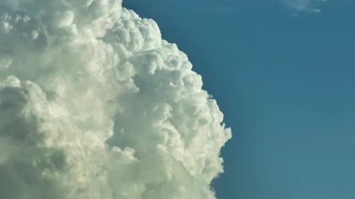 Timelapse de nuvens brancas e fofas se formando no céu azul de verão se movendo e mudando a paisagem nublada