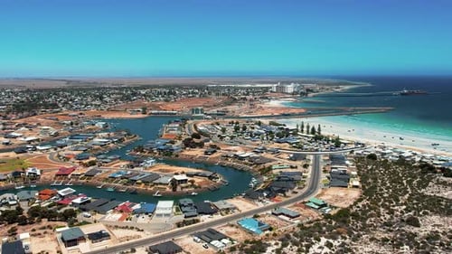 Wallaroo Marina : voies navigables immaculées entourées de maisons résidentielles, paysages idylliques