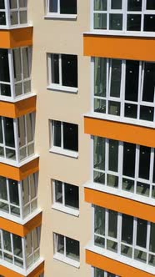 Exterior del edificio de apartamentos de varios pisos de la ciudad.