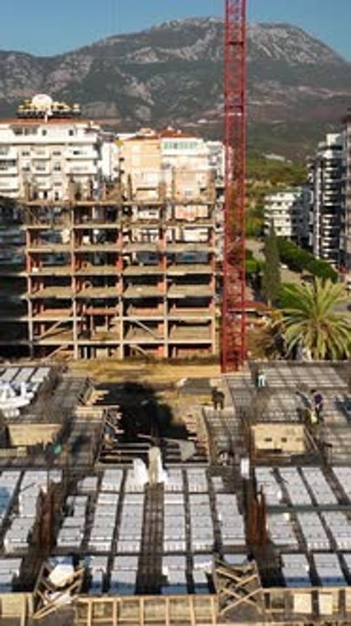 Vídeo vertical: vista aérea de los trabajadores de la construcción en el trabajo