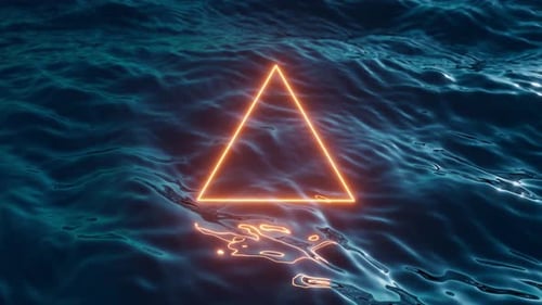 Animación abstracta de un marco triangular de neón amarillo que brilla sobre la superficie azul oscuro del océano.