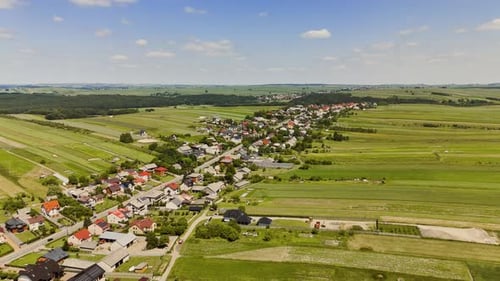 Vista aérea de Suloszowa en casas de verano y campos