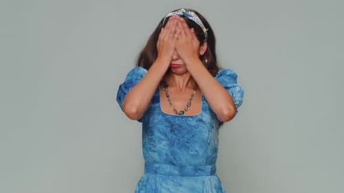 Jolie jeune femme fermant les yeux avec une main montrant un geste d'arrêt, confuse, timide, effrayée de regarder affreusement