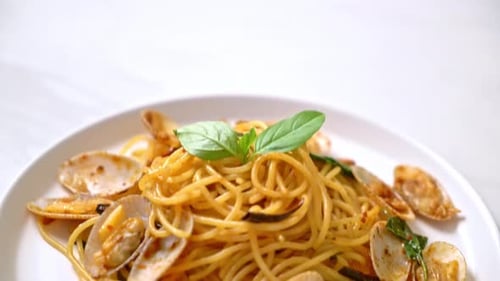 Spaghetti sauté aux palourdes, à l'ail et au piment