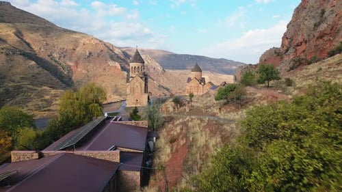 Vue aérienne cinématographique du monastère de Noravank