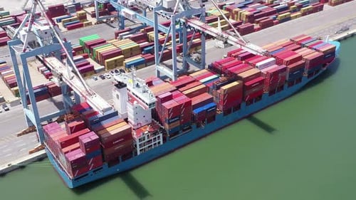 Conteneur d'expédition chargé par une grue à portique sur un grand porte-conteneurs.