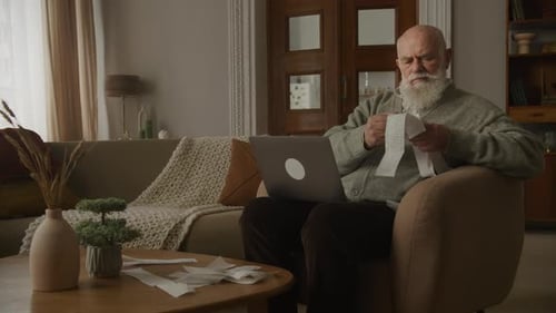 Hombre mayor revisando facturas, abuelo, administrando los gastos