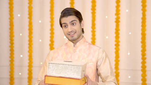 Hombre indio con regalos en Diwali