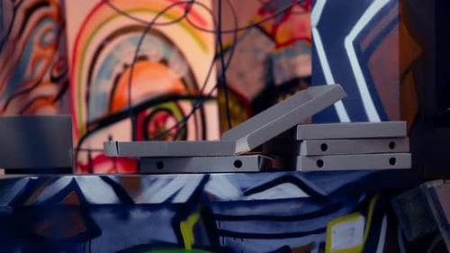 Latas vazias de tinta spray deixadas em um gueto bagunçado por exploradores urbanos de perto