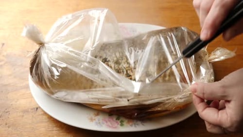 F30. Mit Karotten und Gemüse gefüllter Fisch backen. Fischgericht. Fisch in einer Hülle backen.
