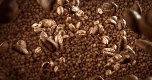 Nahaufnahme von Kaffeesamen. Duftende Kaffeebohnen Super Macro Close Up. In Superzeitlupe aufgenommen