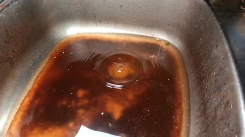 Drenaje de agua obstruido en el fregadero del lavabo