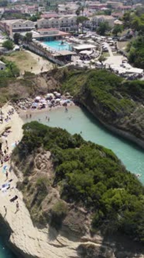 Orbit aérien au-dessus du Canal D'Amour avec une plage turquoise, Sidari, Corfou
