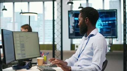 Un administrateur de Tech Startup Office utilise un PC pour compiler des correctifs logiciels pour corriger les bogues