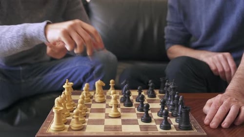 Strategie und Unternehmensführung. Zwei Schachspieler machen Züge auf dem Schachbrett