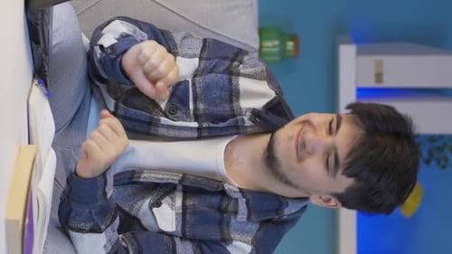 Vidéo verticale d'un étudiant étudiant avec un ami lors d'un appel vidéo.
