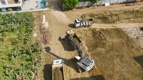 Standorterkundung von Baggern und Lastwagen bei der Arbeit