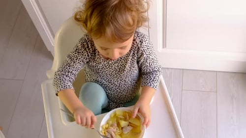 A criança come a sopa do prato