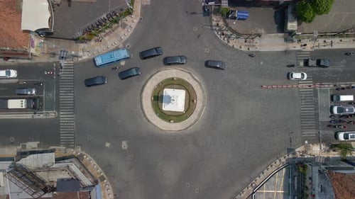 Imagen aérea de arriba hacia abajo que muestra un tráfico intenso en una rotonda con un monumento a los tugu en YOGYAKARTA, INDONESIA