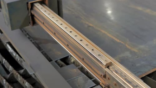 Plasmaschneiden von Metall auf einer CNC-Maschine. Herstellung von industriellen Metallteilen mit einem Computer.