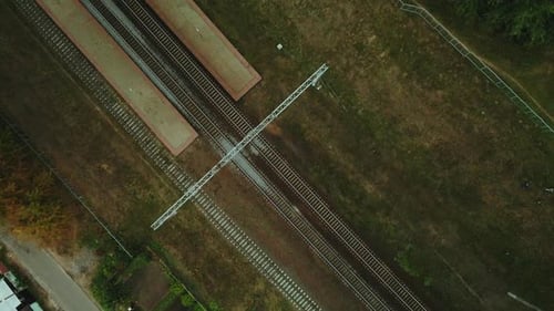 Gare. Plate-forme et voies ferrées. Photographie aérienne.