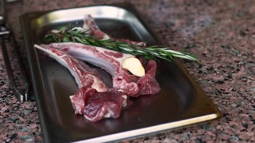 el chef cocina carne deliciosa