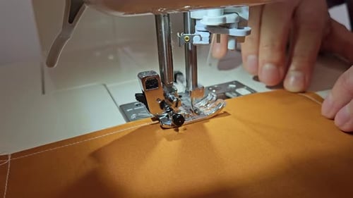 Entstehungsprozess eines Patchwork-Quilts — Nahaufnahme des Nähens während des Nähens. Schnelle Bewegung der Nadel.