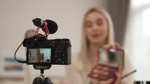 Vídeo tutorial de belleza detrás de la pantalla de la cámara sobre una mujer haciendo belleza. Relajarse