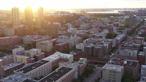Rápido vuelo sobre el barrio de Harlem de la ciudad de Nueva York al amanecer, en 4K.